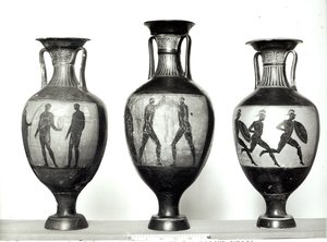 Drie Panathenaïsche amphorae die een atleet tonen die een trofee ontvangt, Boksers en Atleten, 580-520 v.Chr. (keramiek) door Greek